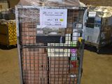 un chariot contenant de nombreux cartons dans un entrepôt