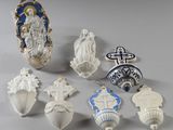 beaucoup d'objets religieux sur la table
