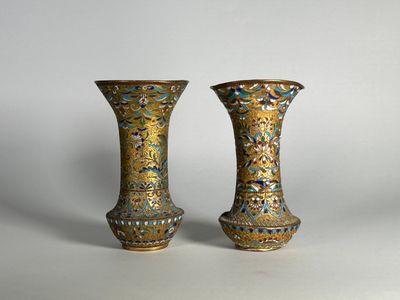 paire de vases chinois anciens à cloisons, ornés de motifs floraux