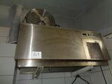 une photo d'un climatiseur en acier inoxydable dans une cuisine