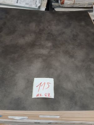 un gros plan d'une table sur laquelle se trouve une feuille de papier