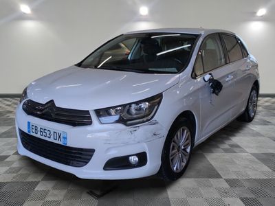 la voiture blanche est garée sur un sol en damier dans le garage