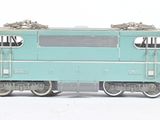 un train bleu sur les rails, sur fond blanc