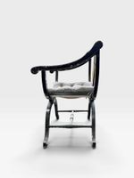 Fauteuil de type curule en bois noirci mouluré et sculpté à … (photo 6)