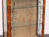 une petite vitrine surmontée d'une porte vitrée