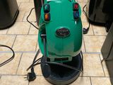 une machine verte posée sur un sol carrelé