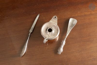 une cuillère, un couteau et un repose-cuillère posés sur une table en bois