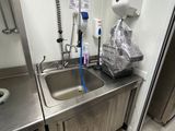 un évier et un robinet dans une petite pièce