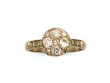 une image d'une bague en diamant sur fond blanc