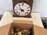 une boîte de vis et une horloge posées sur une table