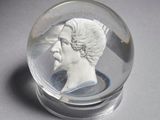 une boule de verre renfermant le buste d'un homme