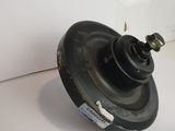 un gros plan d'un objet noir sur une surface blanche