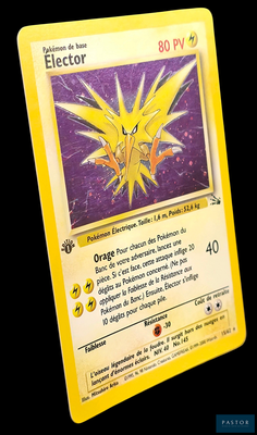 un carton jaune sur lequel figure l'image d'un personnage de Pokémon