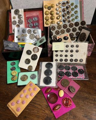 il y a de nombreux types de boutons différents sur la table