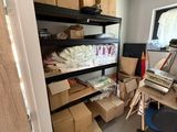une pièce contenant un bureau, des étagères et une chaise