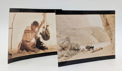 deux photos d'un homme et d'une femme assis par terre
