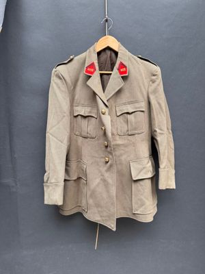 l'image d'une veste suspendue à un cintre sur un mur