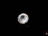 gros plan d'un diamant blanc sur une surface noire