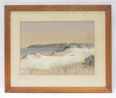 tableau représentant une scène de plage avec des dunes de sable et un plan d'eau au loin