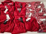 de nombreux t-shirts rouges posés sur une table