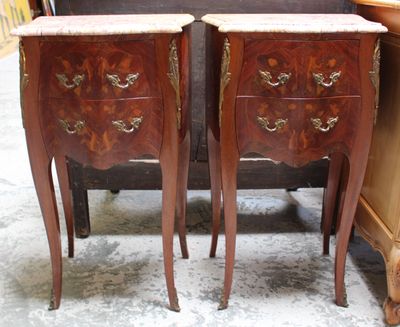 deux tables en bois recouvertes d'un plateau en marbre