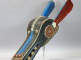 une sculpture représentant un oiseau, réalisée en bois et en métal
