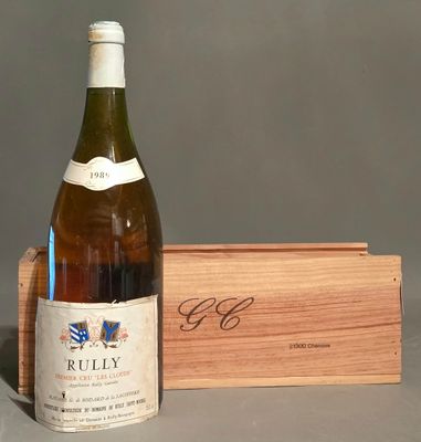 une bouteille de vin posée à côté d'une caisse en bois