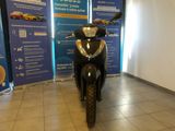 une moto garée dans un showroom