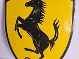 le logo Ferrari sur un bouclier jaune orné d'un cheval noir