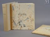 deux livres posés l'un à côté de l'autre sur une table