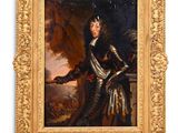 portrait d'un jeune homme en armure tenant une épée près d'un arbre