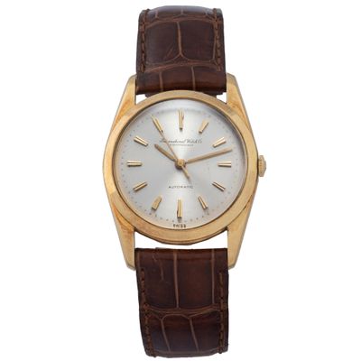 gros plan d'une montre-bracelet en or avec un cadran blanc