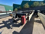 une photo d'une remorque à plateau garée sur un parking