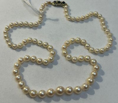 Collier de perles en chute, fermoir 2 ors, serti de 3 saphir…