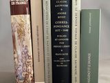 plusieurs livres sont empilés sur une table