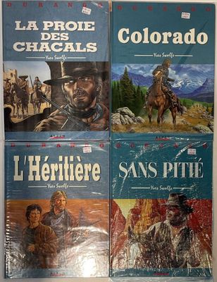 Quatre livres en espagnol sont posés sur une table devant un mur blanc.