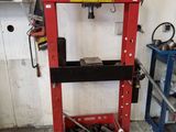 une photo d'une machine rouge dans un garage