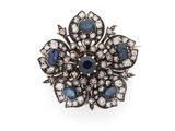 une broche en forme de fleur, sertie de saphirs et de diamants