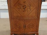 une armoire en bois ornée de motifs sculptés