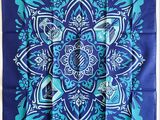 une banda bleue et blanche ornée d'un motif floral bleu