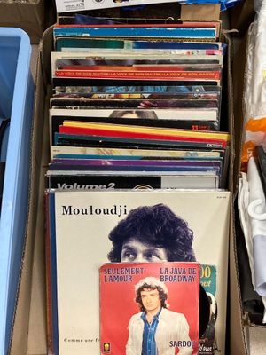 beaucoup de cd dans une boîte sur le sol