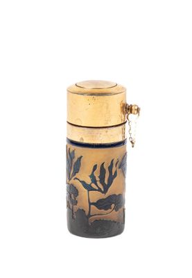 un petit vase avec un couvercle doré sur fond blanc