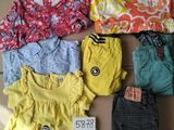 beaucoup de vêtements posés sur une boîte en carton posée par terre