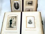 deux vieilles photos représentant un homme et une femme assis dans un livre