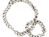 un gros plan d'un bracelet à maillons sur fond blanc