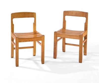 une paire de chaises en bois sur fond blanc