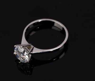 Bague solitaire en or blanc 18 carats (soit 750/1000e) ornée…