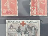 trois timbres français, dont une croix rouge et une croix rouge
