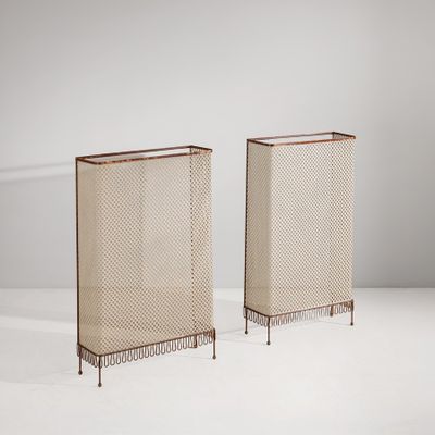 une paire de tables d'appoint en métal et en treillis posées sur une surface blanche