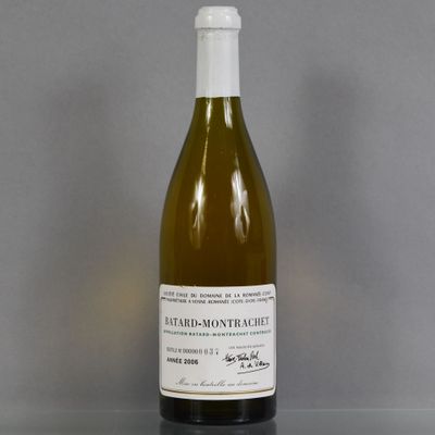une bouteille de vin posée sur une table